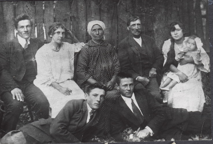 Brygida  Welc - Wraz z rodzin. Siedz od lewej: Wadysaw, ?, Brygida, Klemens, ?; le: Bronisaw, Antoni