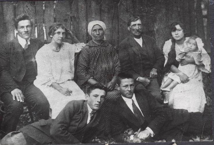 Władysław Głowiak - Wraz z rodzicami. Siedzą od lewej: Władysław, ?, Brygida, Klemens, ?; leżą: Bronisław, Antoni Władysław Głowiak - Wraz z rodzicami. Siedzą od lewej: Władysław, ?, Brygida, Klemens, ?; leżą: Bronisław, Antoni
