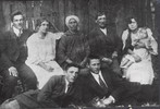 [thumbnail] Brygida Welc - Wraz z rodzin. Siedz od lewej: Wadysaw, ?, Brygida, Klemens, ?; le: Bronisaw, Antoni